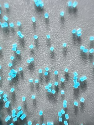 สื่อการระเบิดพลาสติกความมั่นคงทางอุณหภูมิสูง 0.40MM สําหรับส่วนประกอบพลาสติกที่พับ